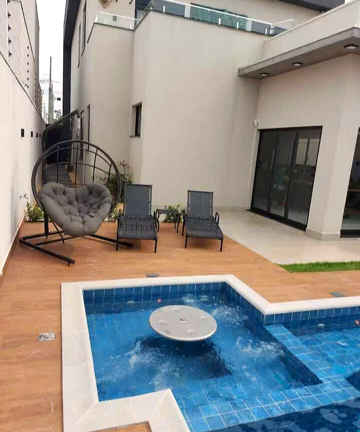 Piscina e área externa da residência concluída.
