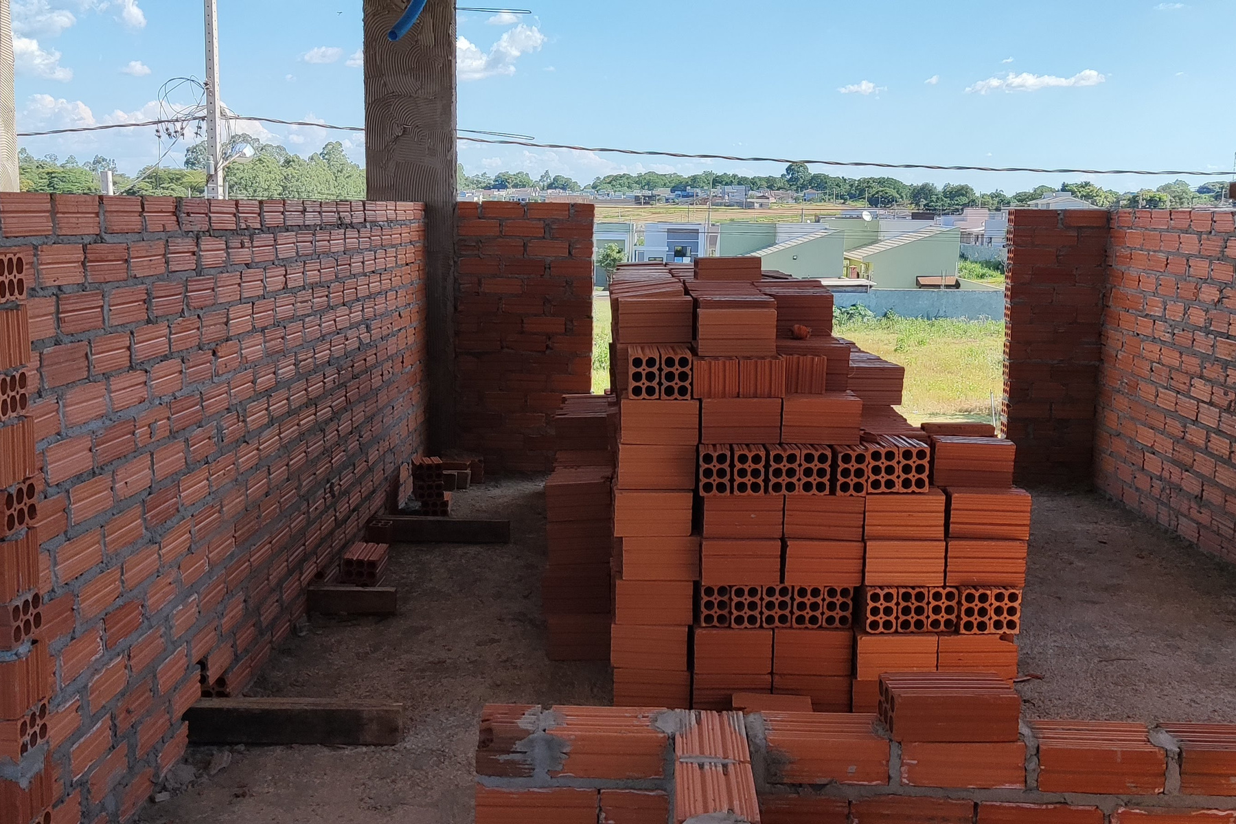 Alvenaria durante a consolidação dos ambientes da residência.